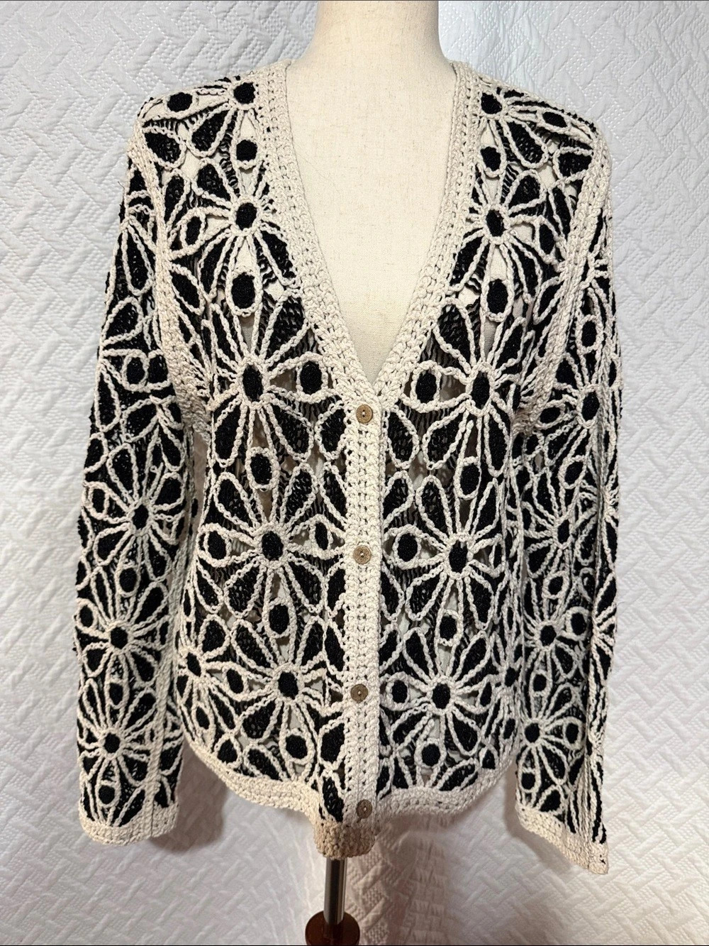 Solitaire Black and White Daisy Crocheted Cardigan Black & Cream Large